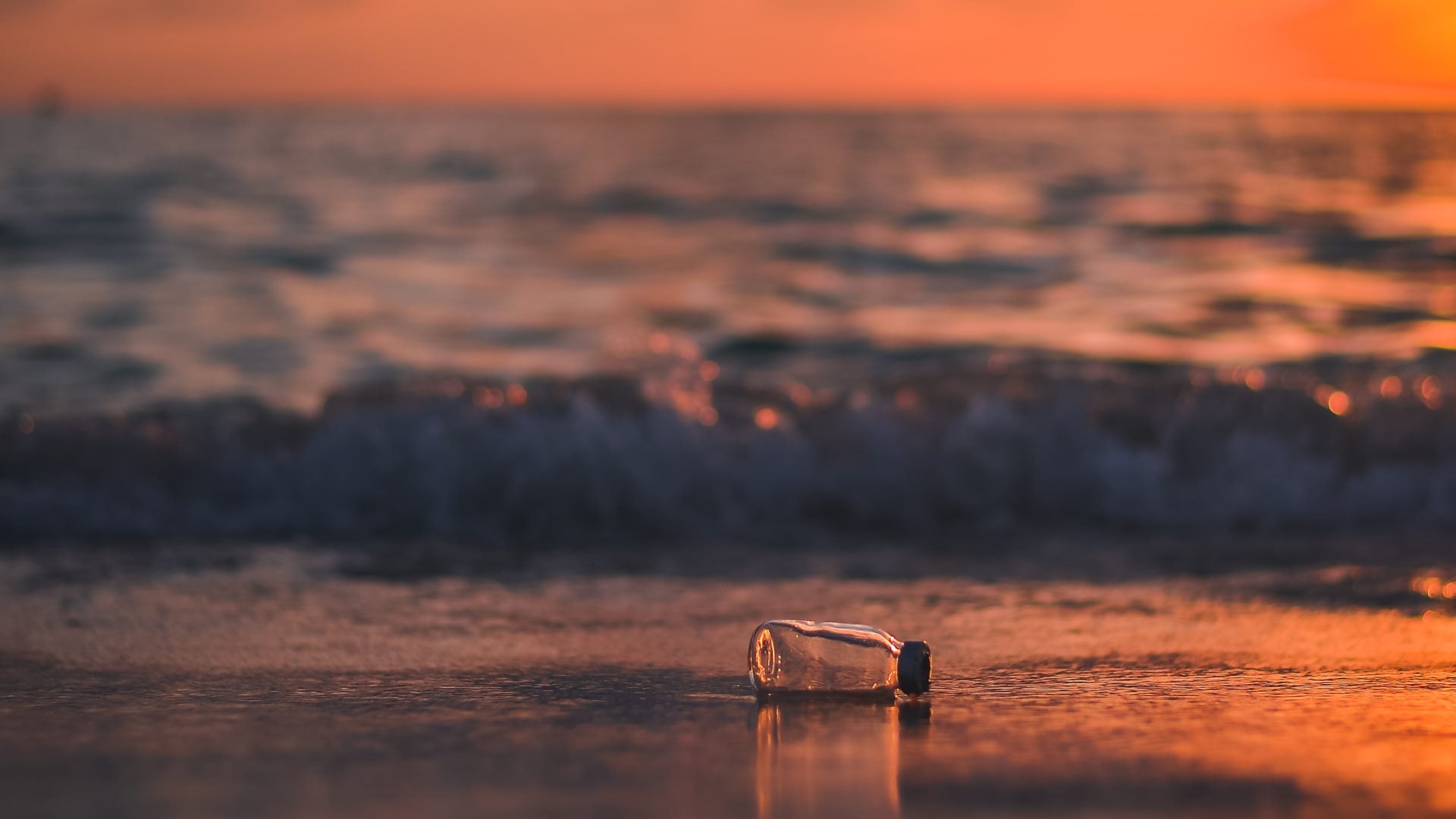 Plastik flaske på strand, stock foto